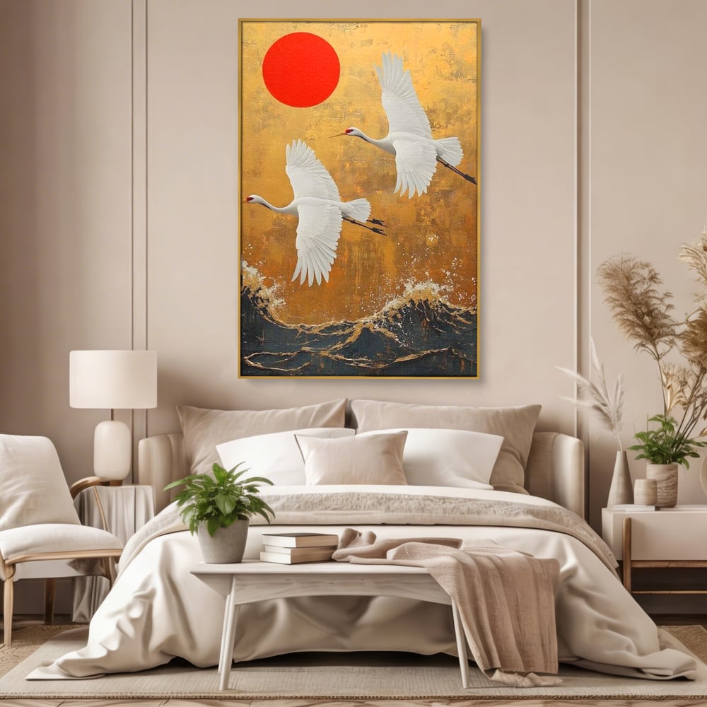 Tablou canvas cu tablou canvas cu doi cocori, in rama de aluminiu auriu, pe perete intr-un dormitor